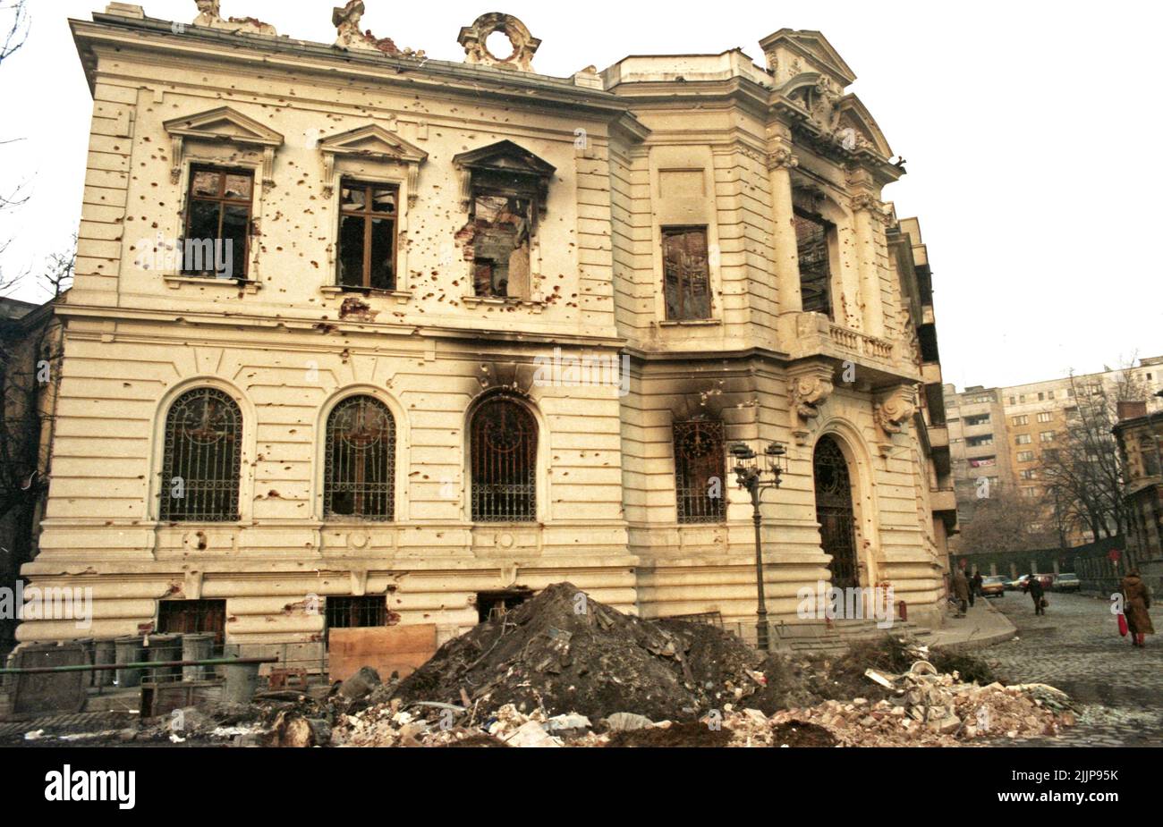 Bucarest, Roumanie, janvier 1990. Les bâtiments se sont détériorés par les coups de feu lors de la révolution anticommuniste roumaine de décembre 1989. Banque D'Images