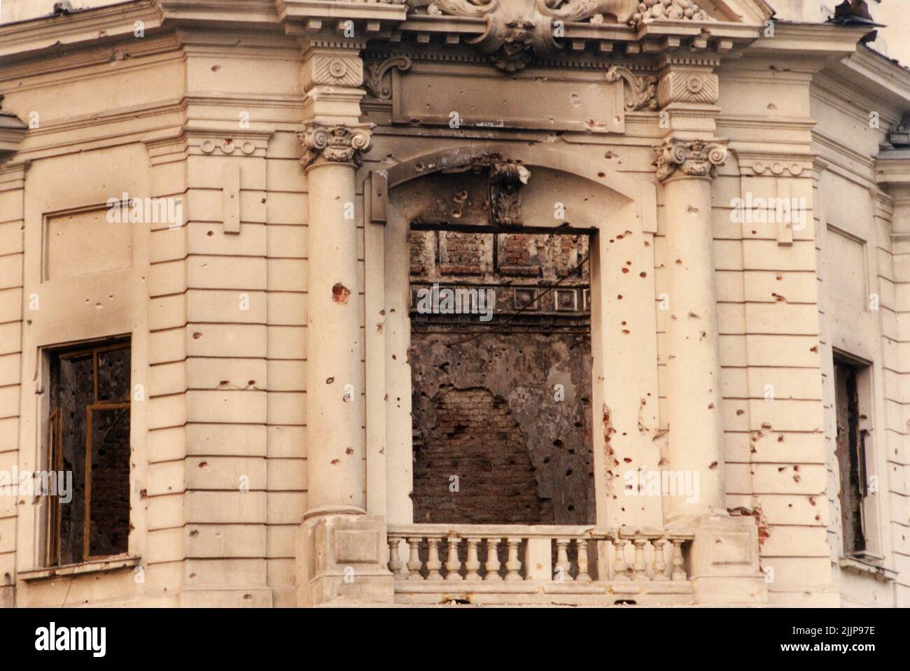 Bucarest, Roumanie, janvier 1990. Bâtiment historique de Piata Palatului/ Piata Revolutiei détruit par les coups de feu lors de la révolution anticommuniste roumaine de décembre 1989. Banque D'Images