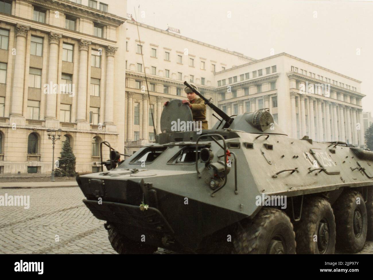 Bucarest, Roumanie, janvier 1990. Armée à Piata Palatului/ Piata Revolutiei, une semaine après la révolution anticommuniste roumaine de décembre 1989. Banque D'Images