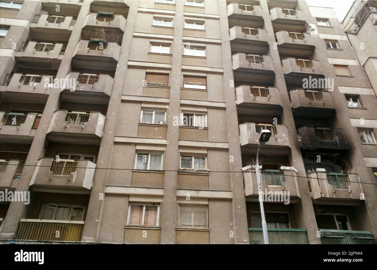 Bucarest, Roumanie, janvier 1990. Les immeubles d'appartements près de Victory Plazza se sont détériorés par les coups de feu lors de la révolution anticommuniste roumaine de décembre 1989. Banque D'Images
