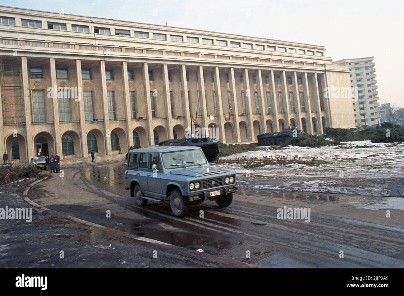 Bucarest, Roumanie, janvier 1990. Armée à Piata Victoriei, devant l'un des plus importants bâtiments gouvernementaux, le Palais Victoria, quelques jours après la Révolution roumaine de décembre 1989. Banque D'Images