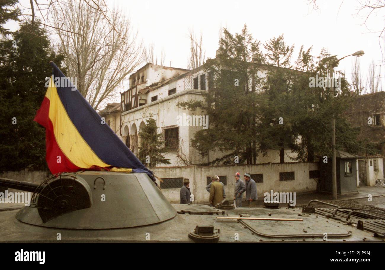 Bucarest, Roumanie, janvier 1990. Rue Pangratti, près du siège de la chaîne de télévision publique roumaine. Un char d'armée devant un bâtiment s'est détérioré par les coups de feu lors de la révolution anticommuniste de décembre 1989. Banque D'Images