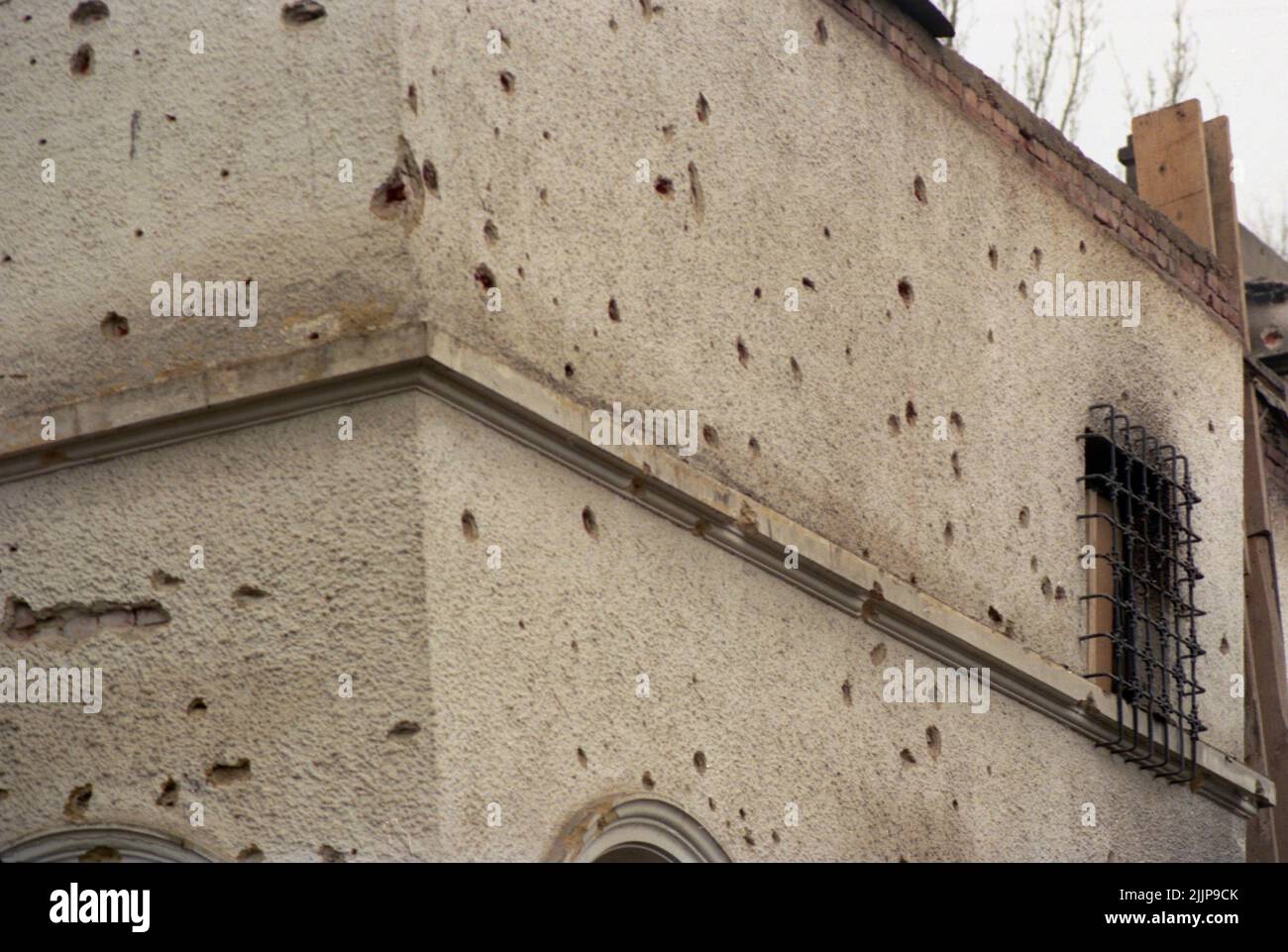 Bucarest, Roumanie, janvier 1990. Le bâtiment de la rue Pangratti, près du siège de la chaîne de télévision roumaine publique, s'est détérioré par les coups de feu lors de la révolution anticommuniste de décembre 1989. Banque D'Images