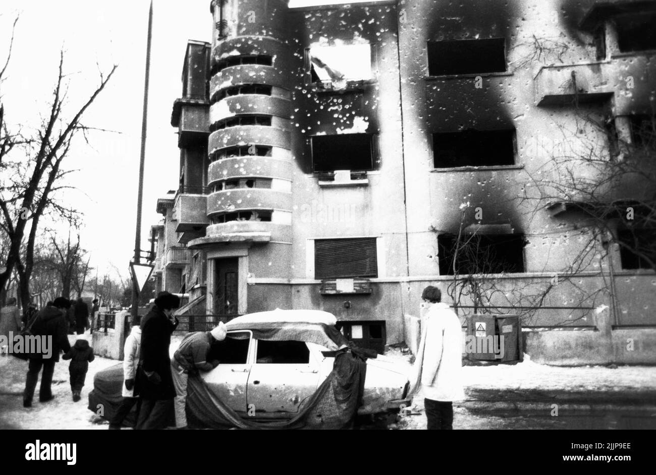 Bucarest, Roumanie, janvier 1990. Les bâtiments résidentiels dans le centre historique et le véhicule se sont détériorés par les coups de feu lors de la révolution anticommuniste roumaine de décembre 1989. Banque D'Images