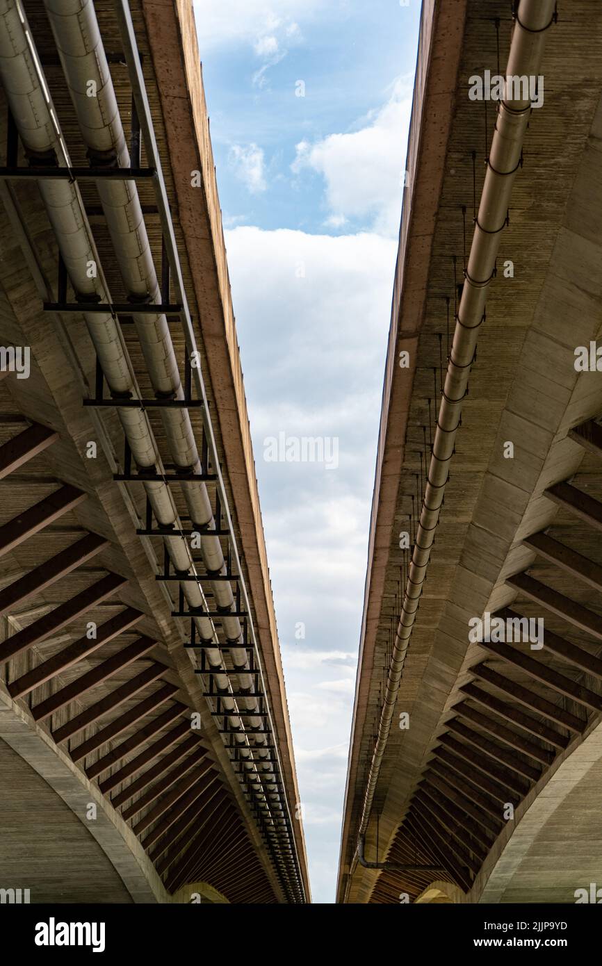 Un cliché vertical de deux bâtiments en pierre avec le ciel nuageux en arrière-plan Banque D'Images