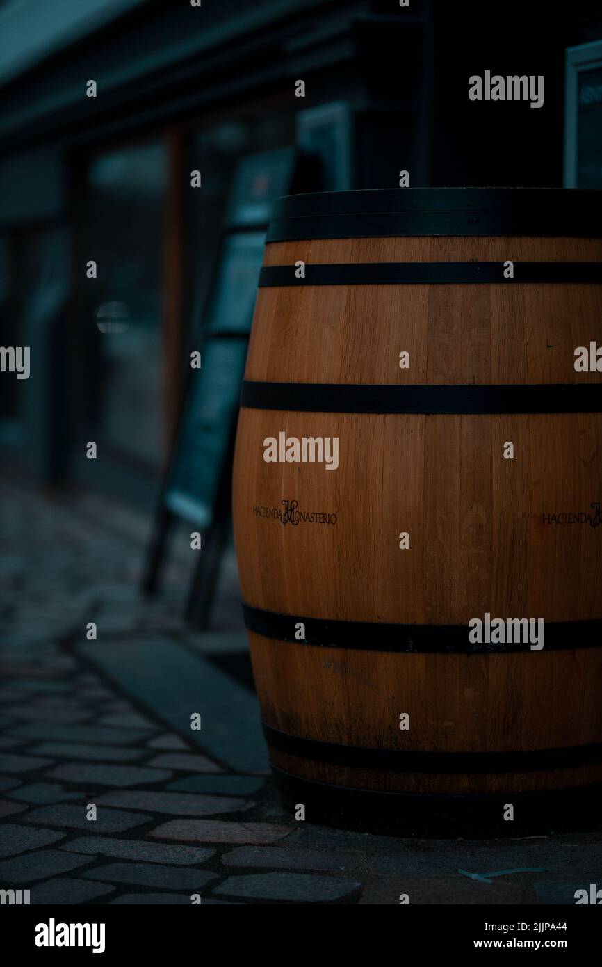 Un gros plan d'un baril devant un restaurant Banque D'Images