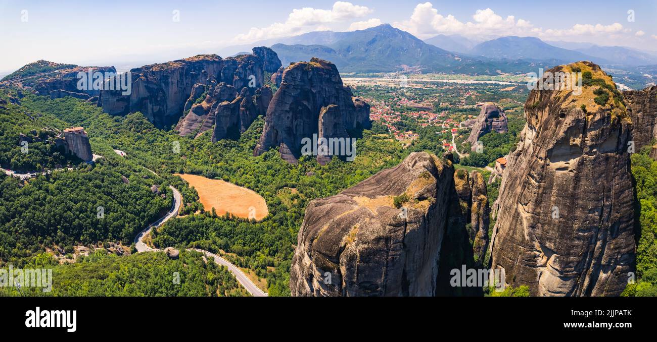 Meteora près de la ville de Kalambaka en Grèce. Célèbre formation de roche dans le centre de la Grèce. Concept de destinations touristiques et de voyages. Photo de haute qualité Banque D'Images