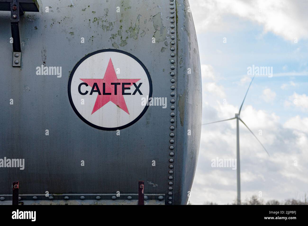 Un logo Caltex sur un vieux wagon avec un moulin à vent en arrière-plan Banque D'Images