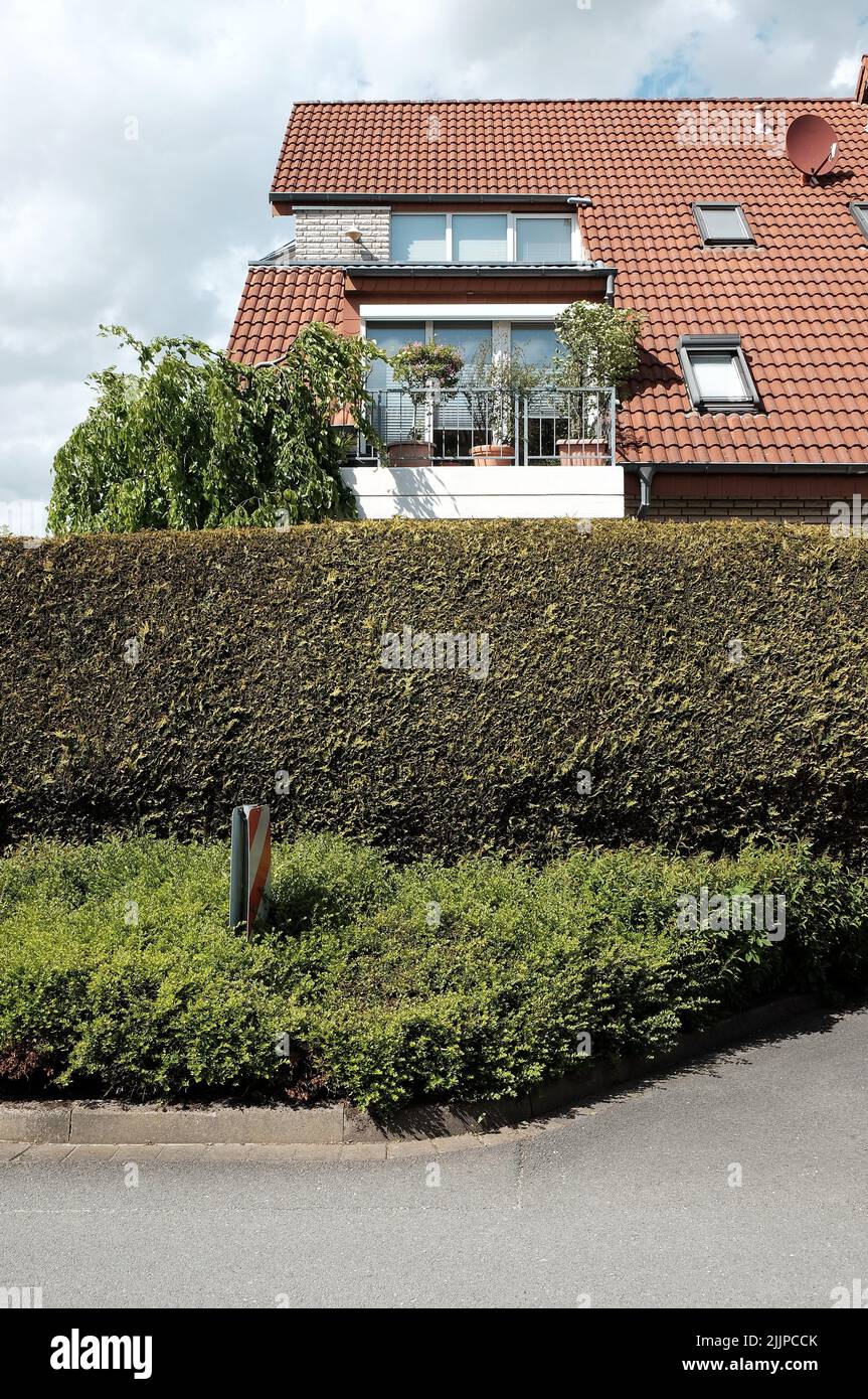 Une belle photo d'un toit rouge et d'un balcon d'une maison Banque D'Images