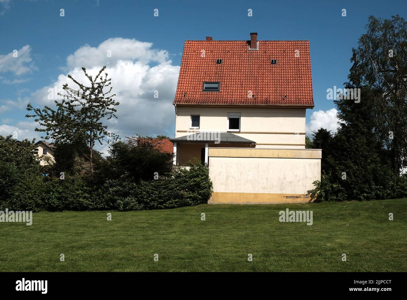 Une belle photo d'une maison avec un toit rouge Banque D'Images