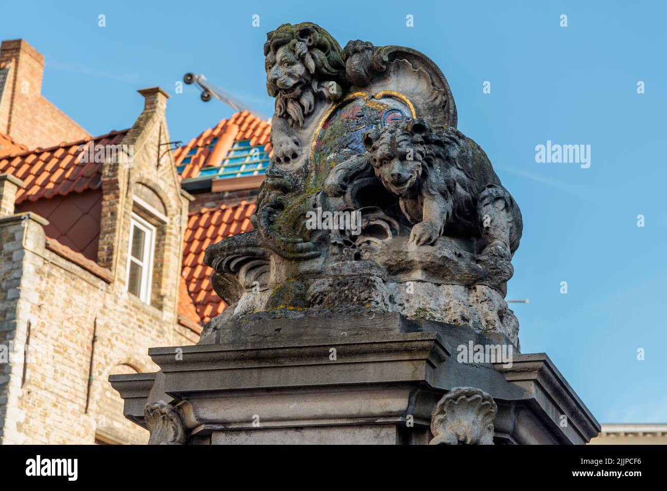 La célèbre statue de Brugge avec le Lion et l'ours à Brugge, Belgique Banque D'Images