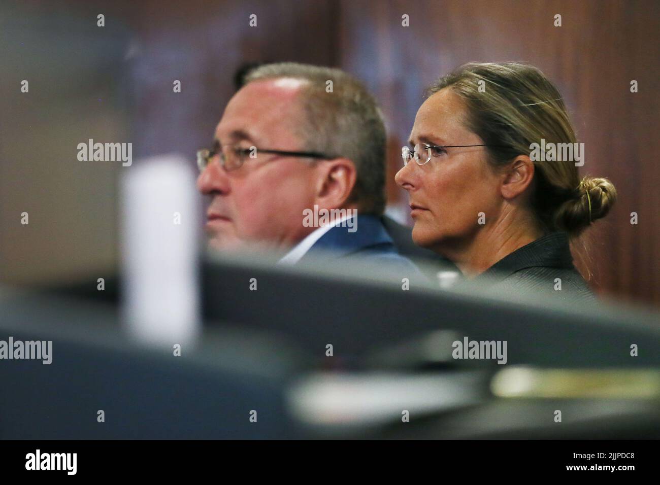 SCARLETT LEWIS, r, et NEIL HESLIN, l, les parents de la victime de tir de Sandy Hook de 6 ans, Jesse Lewis, cherchent deux prix de $150 millions de la part du théoricien de la conspiration basé à Austin, Alex Jones (non montré) au tribunal de mardi, 26 juillet 2022, au palais de justice du comté de Travis à Austin. Crédit: Briana Sanchez/PISCINE Banque D'Images