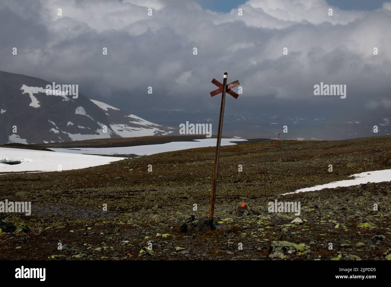 Un panneau de sentier d'hiver le long du sentier de randonnée en direction de la station de montagne Sylarna, Jamtland, Suède Banque D'Images