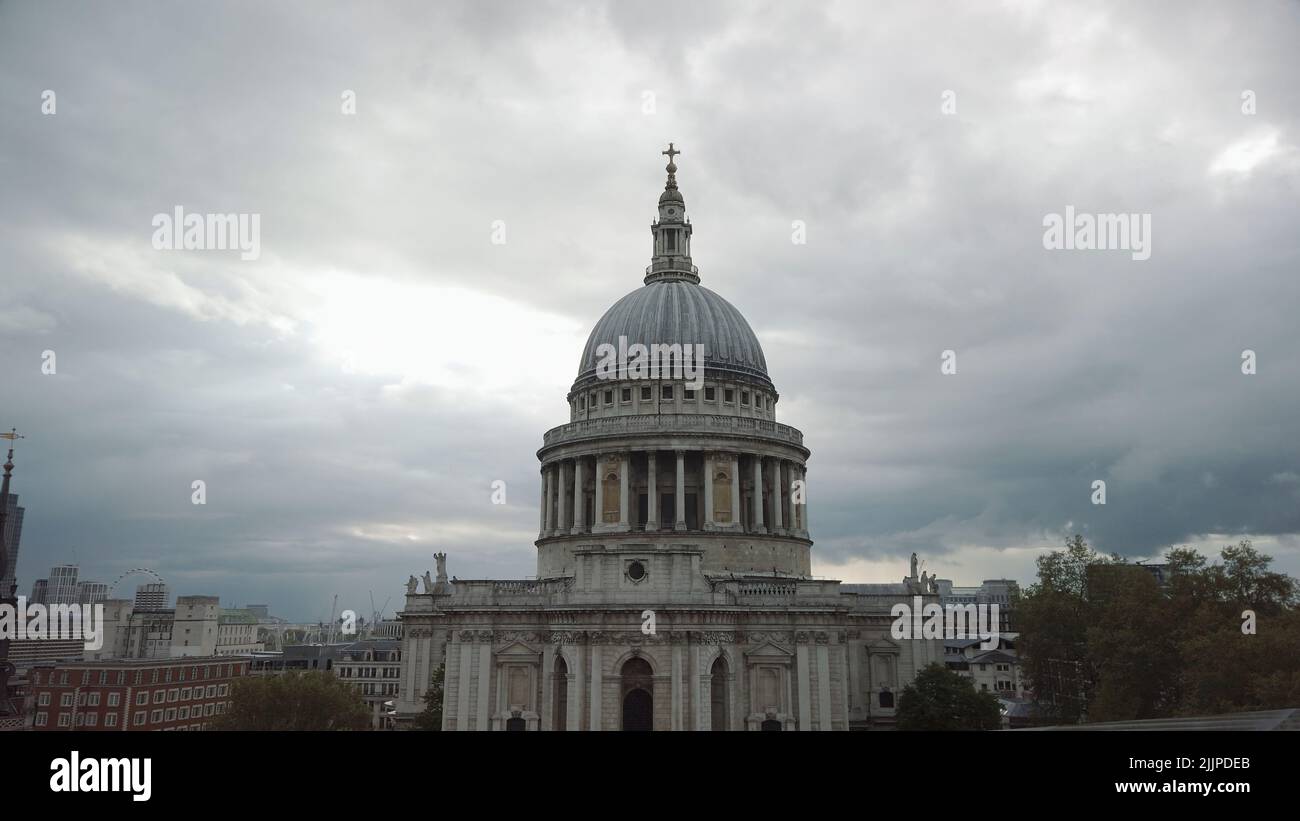 Une belle photo de la cathédrale Saint-Paul contre un ciel nuageux à St. Paul's Churchyard, Londres, Royaume-Uni Banque D'Images