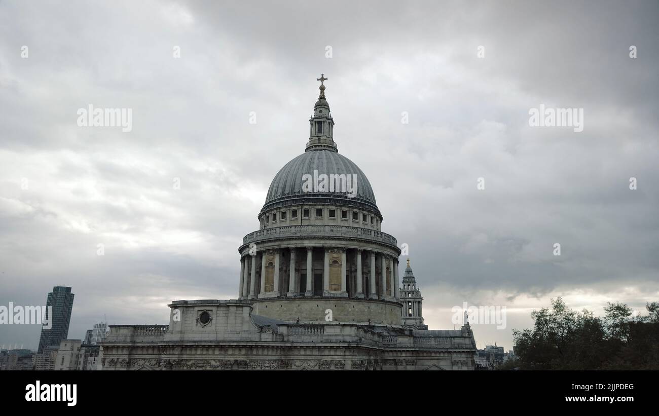 Une belle photo de la cathédrale Saint-Paul contre un ciel nuageux à St. Paul's Churchyard, Londres, Royaume-Uni Banque D'Images