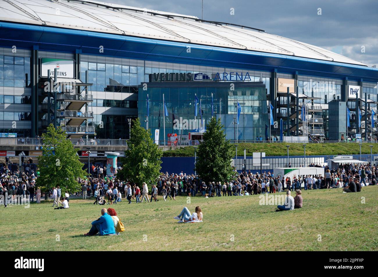 Gelsenkirchen, Allemagne. 27th juillet 2022. Les visiteurs d'un stand de concerts Rolling Stones devant l'entrée de la Veltins Arena. Credit: Henning Kaiser/dpa/Alay Live News Banque D'Images