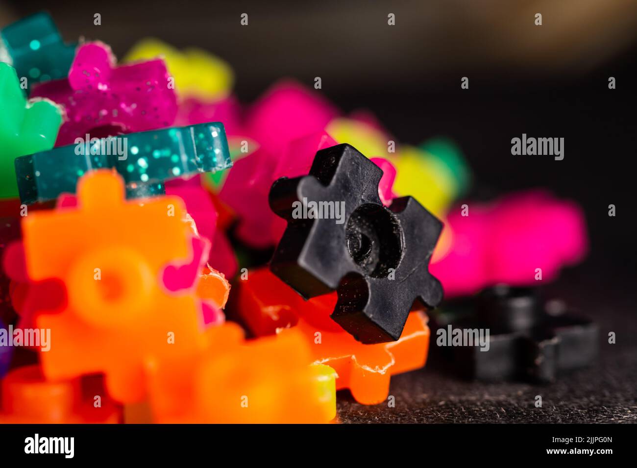 Un gros plan des pièces de jouet de constructeur colorées Banque D'Images