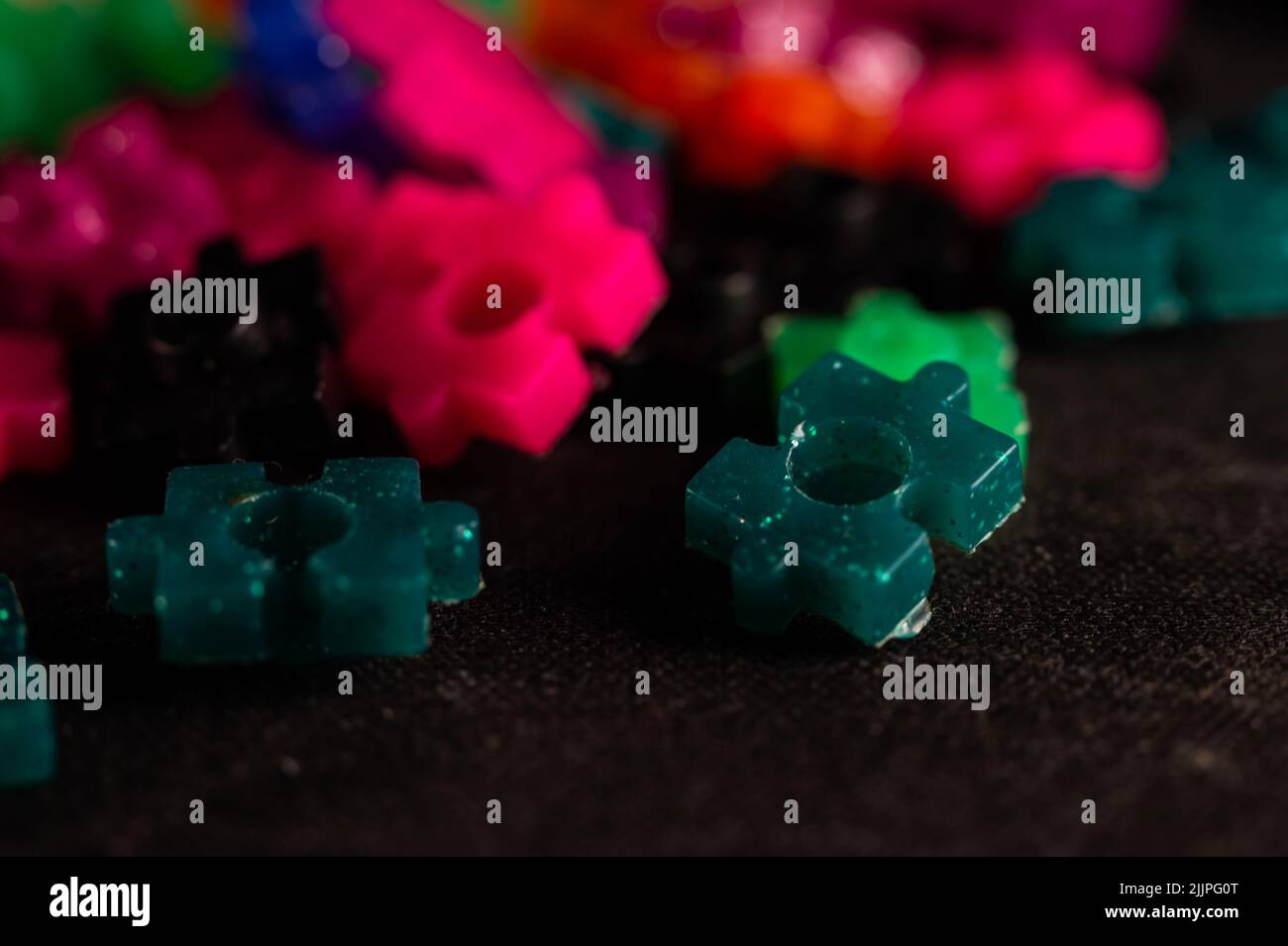 Un gros plan des pièces de jouet de constructeur colorées Banque D'Images