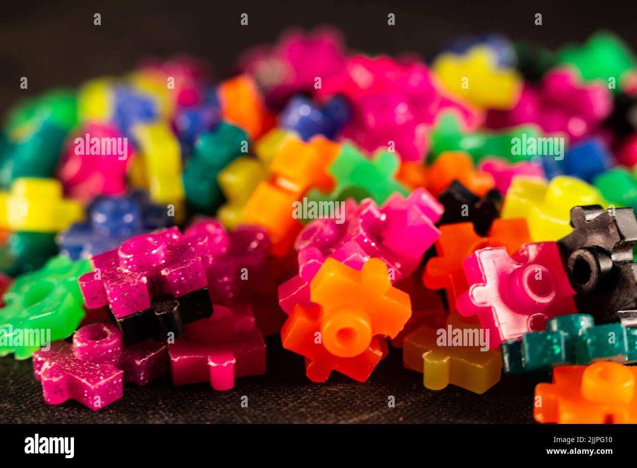 Un gros plan des pièces de jouet de constructeur colorées Banque D'Images