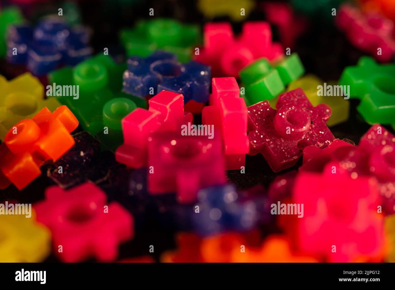 Un gros plan des pièces de jouet de constructeur colorées Banque D'Images