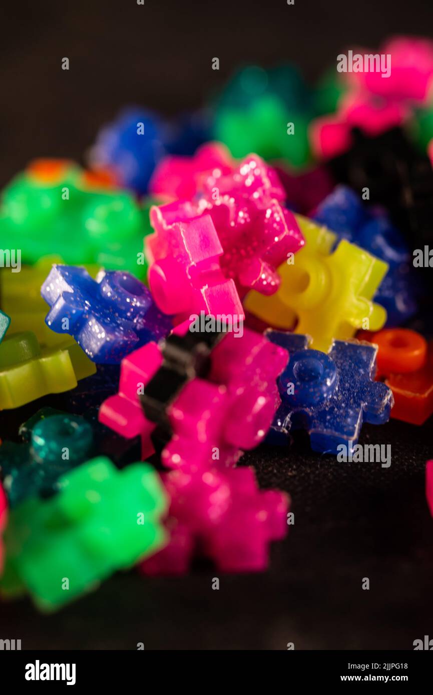 Un cliché vertical des pièces de jouet de constructeur colorées Banque D'Images