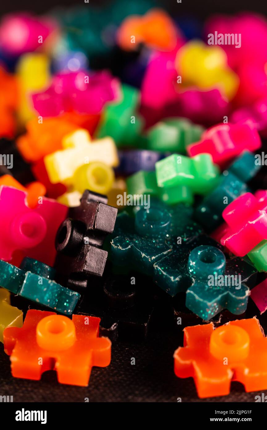 Un cliché vertical des pièces de jouet de constructeur colorées Banque D'Images