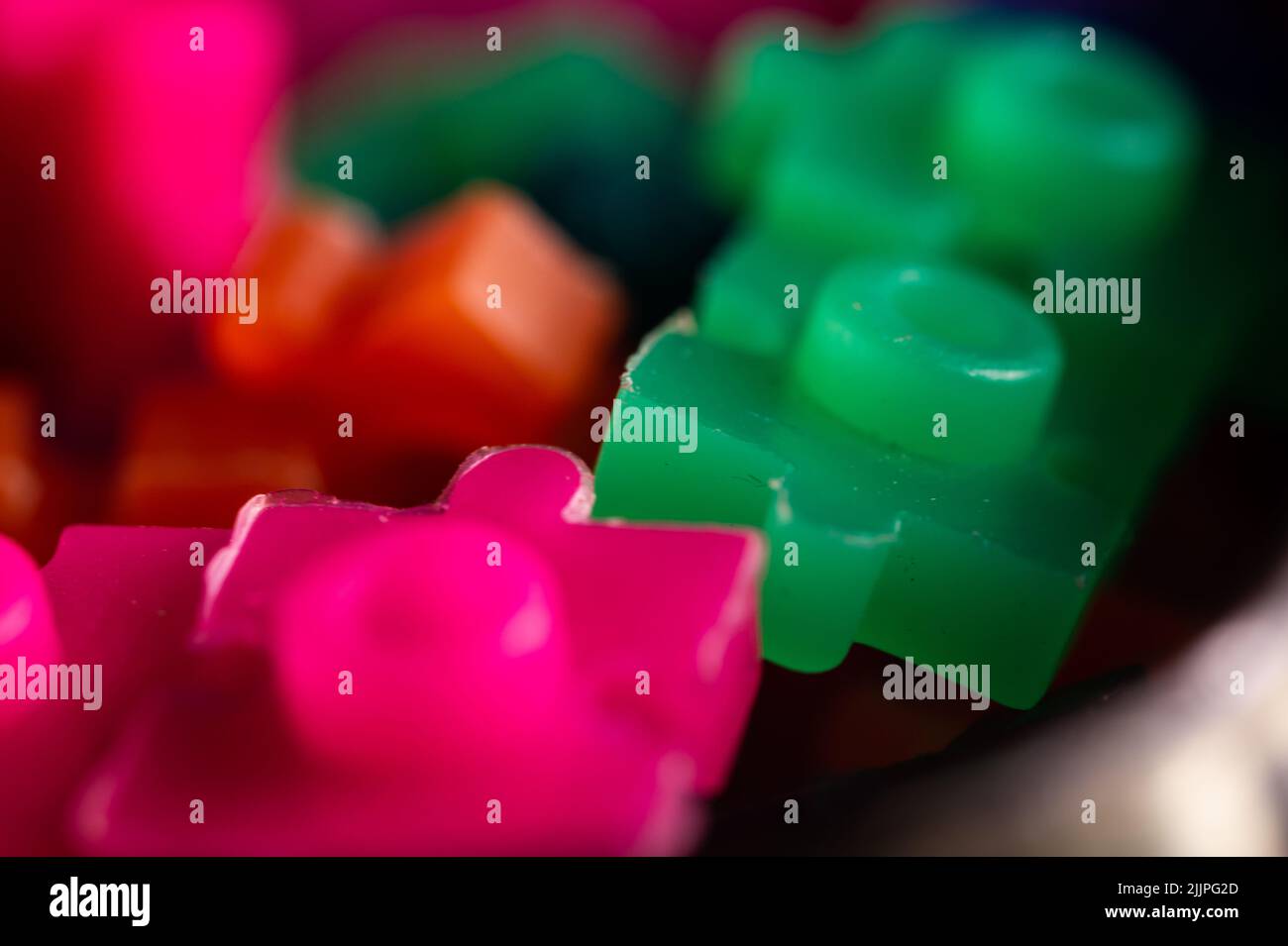 Gros plan des pièces de jouets de constructeur roses et vertes Banque D'Images