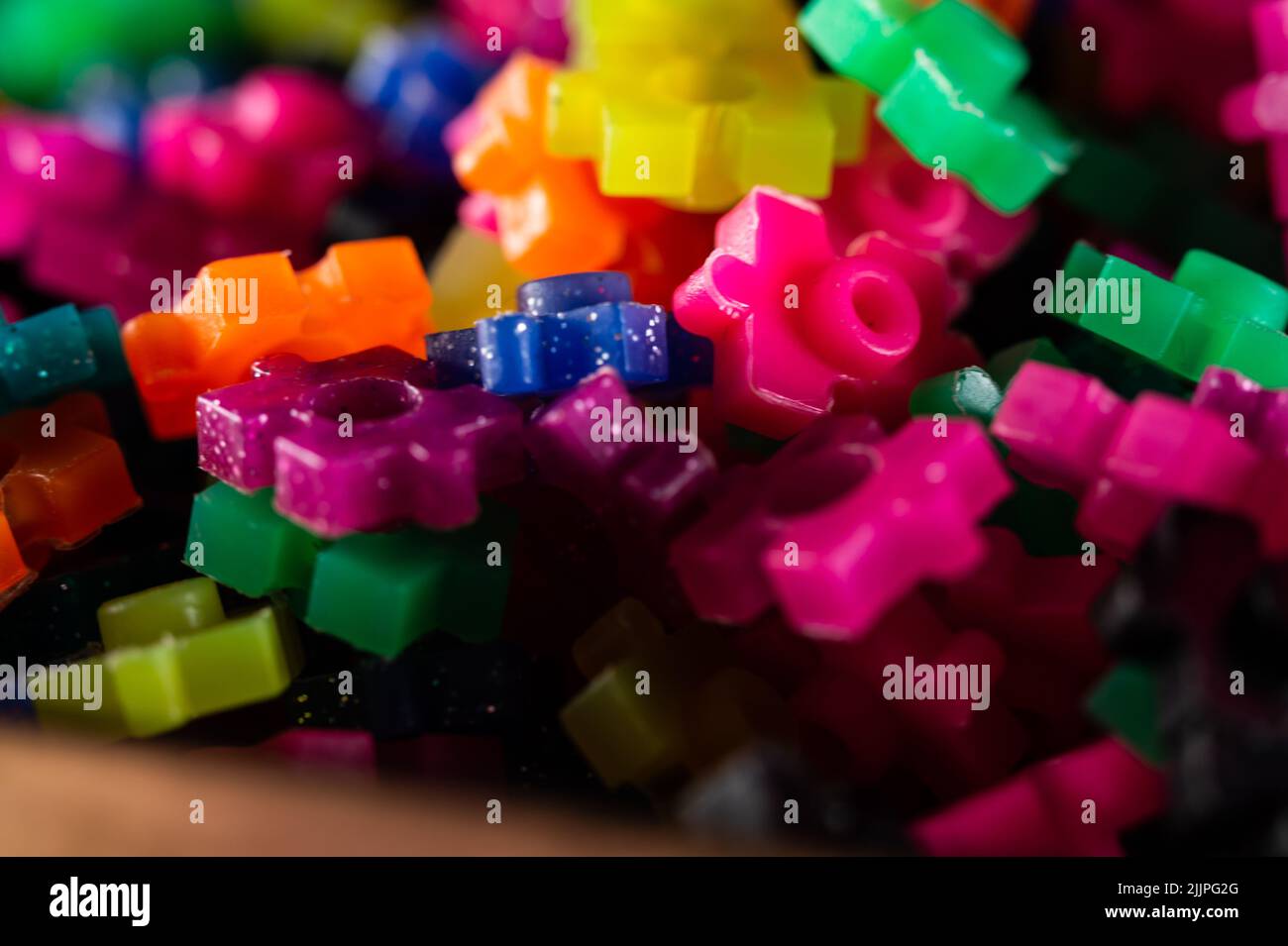 Un gros plan des pièces de jouet de constructeur colorées Banque D'Images