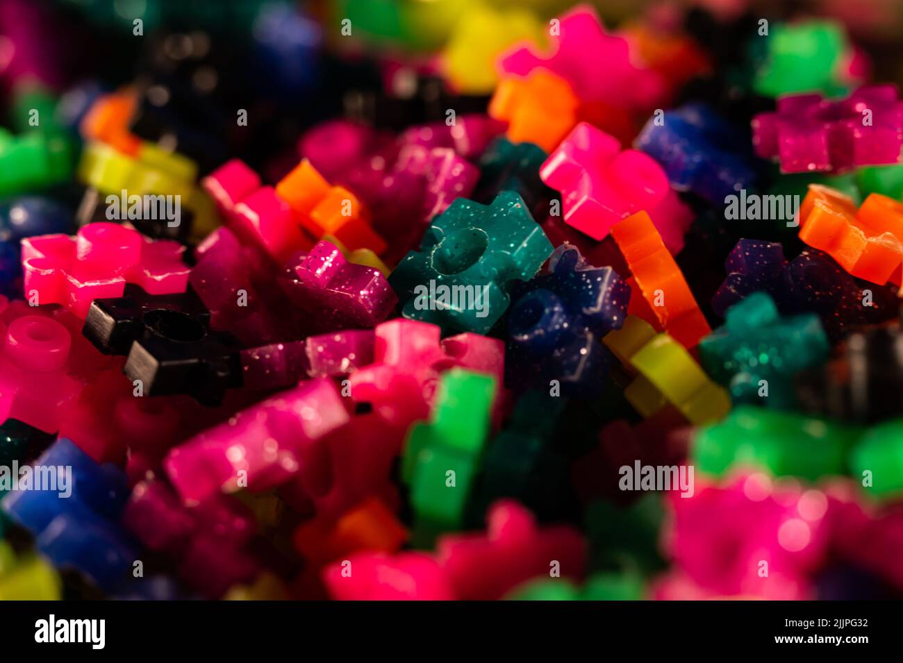 Un gros plan des pièces de jouet de constructeur colorées Banque D'Images