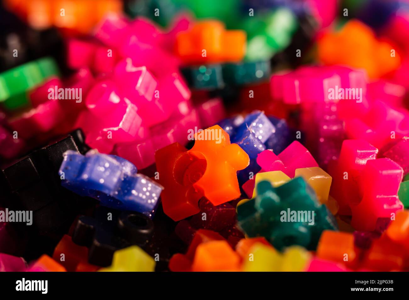 Un gros plan des pièces de jouet de constructeur colorées Banque D'Images