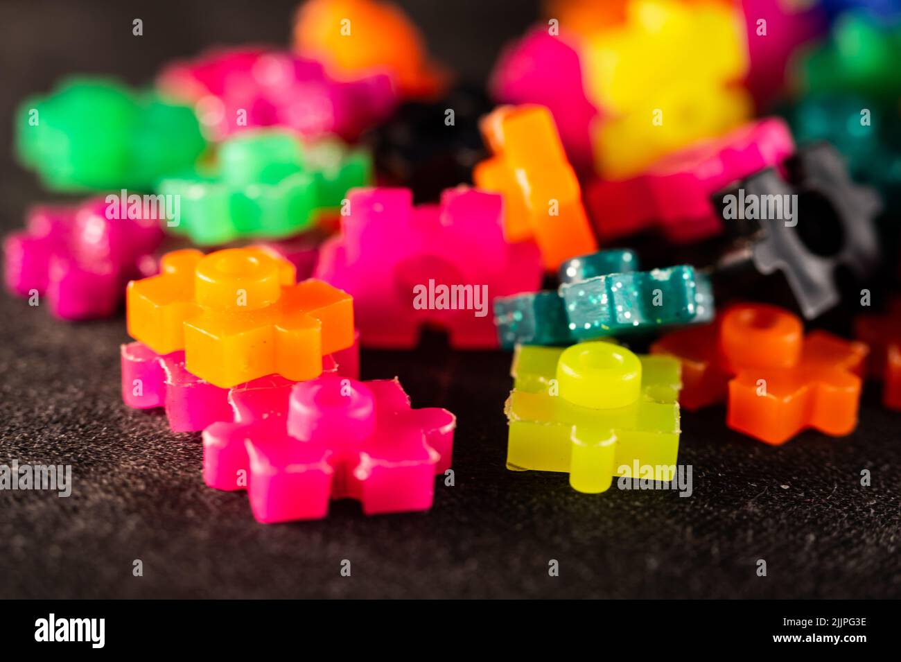Un gros plan des pièces de jouet de constructeur colorées Banque D'Images