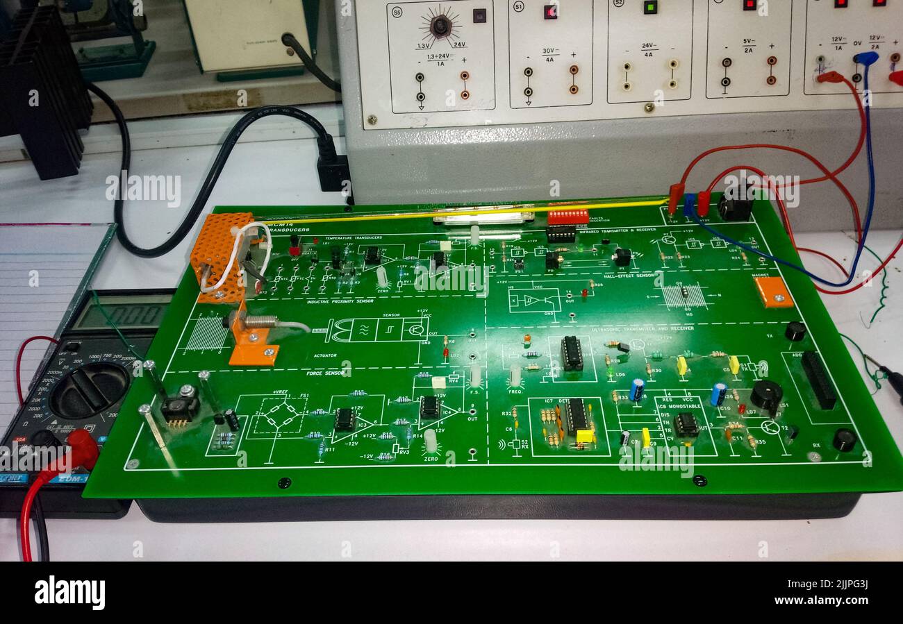 Carte de circuit électronique sur PCB circuit électronique avec kit de capteurs de nombreux petits composants Banque D'Images