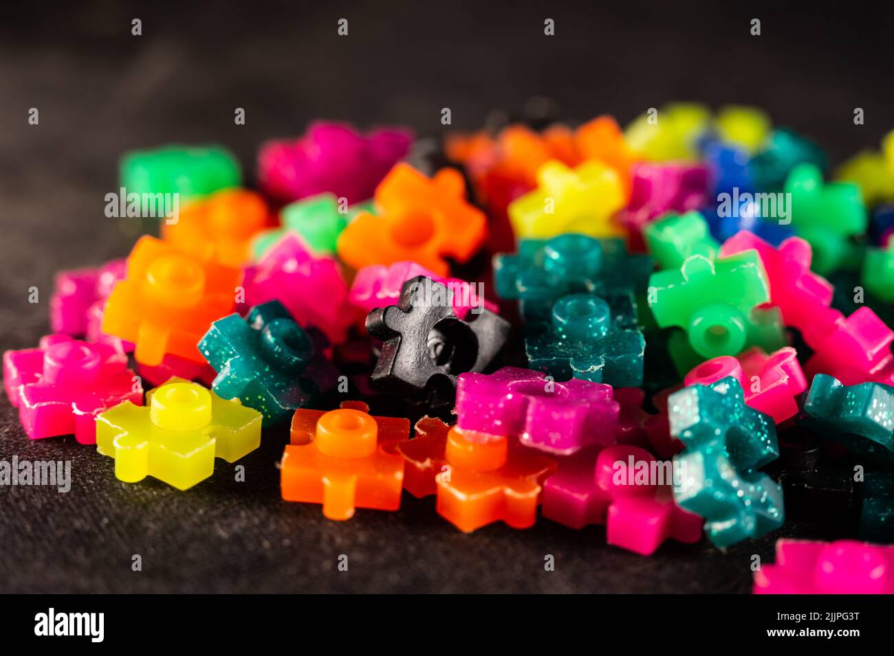 Un gros plan des pièces de jouet de constructeur colorées Banque D'Images