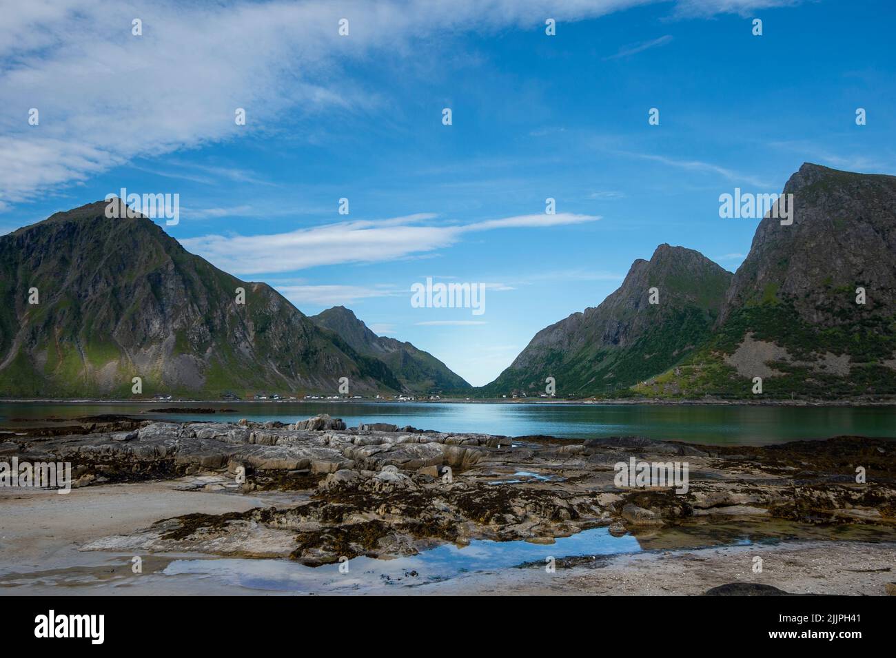 Paysage montagneux côtier en été, Flakstad, Lofoten, Nordland, Norvège Banque D'Images