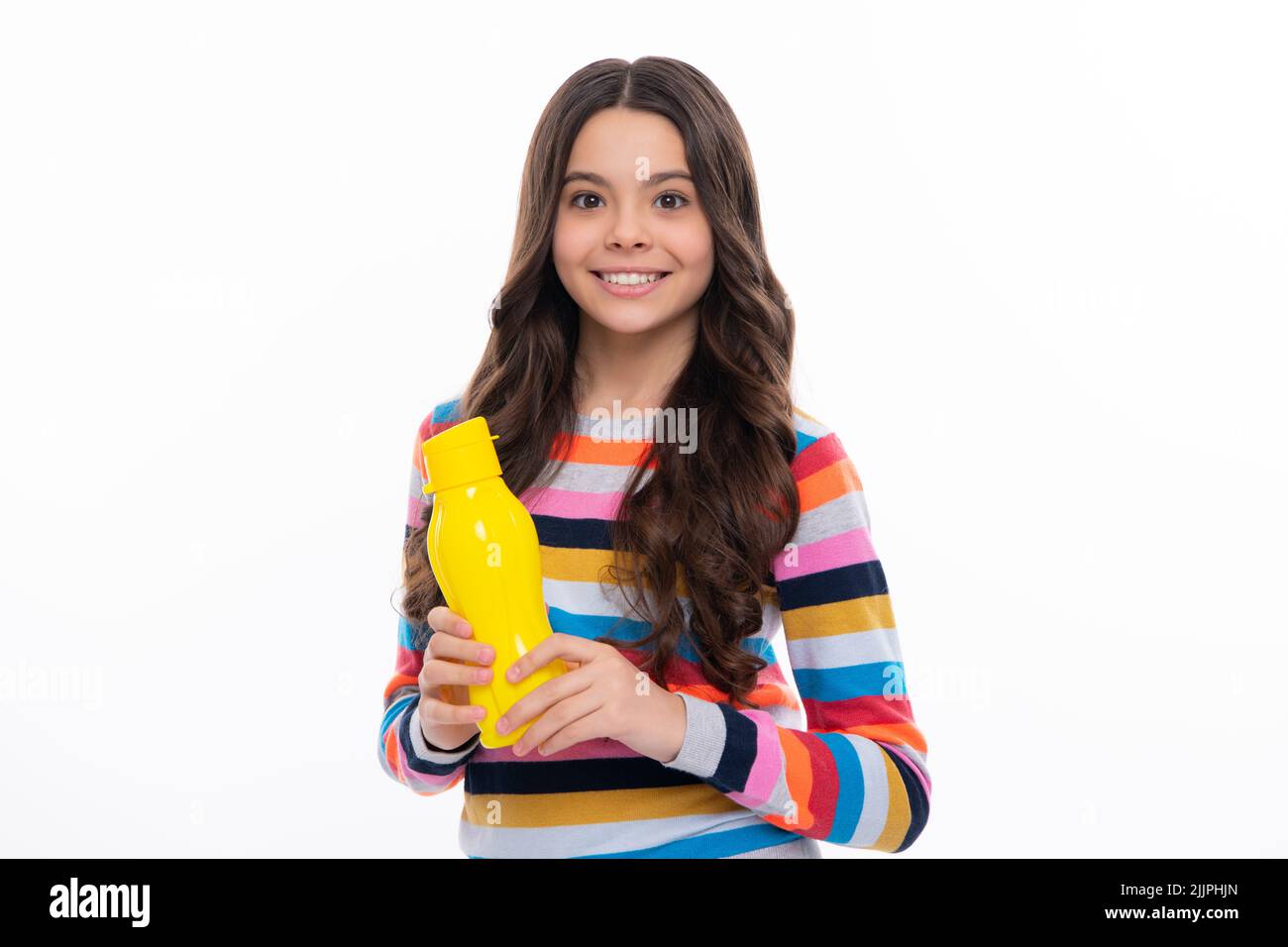 Une adolescente tient une bouteille d'eau isolée sur fond jaune. Bouteille d'eau et vie saine. Santé et équilibre de l'eau. Concept boissons et boissons Banque D'Images