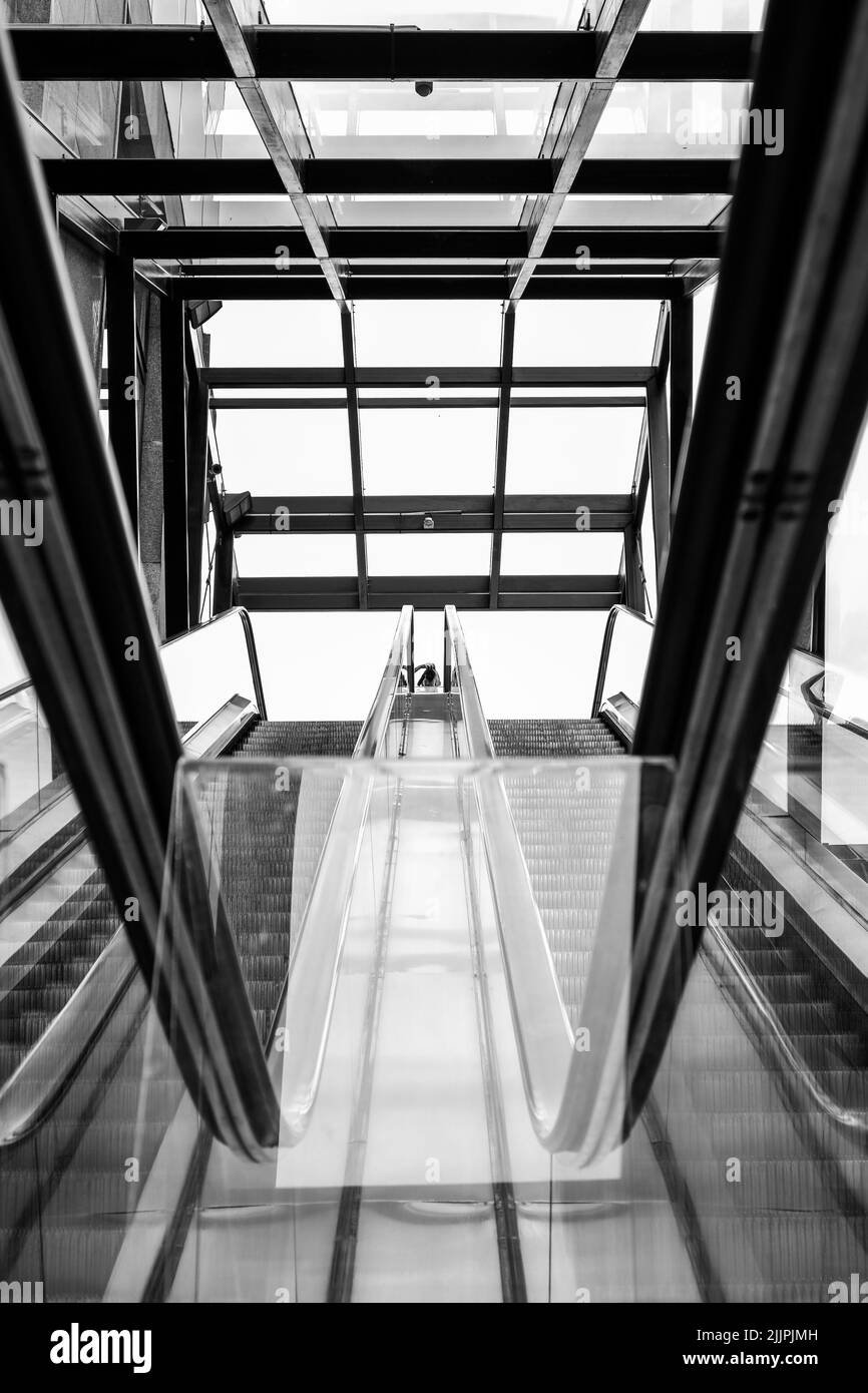 Un cliché vertical en niveaux de gris des escaliers mécaniques à Iasi, Roumanie Banque D'Images