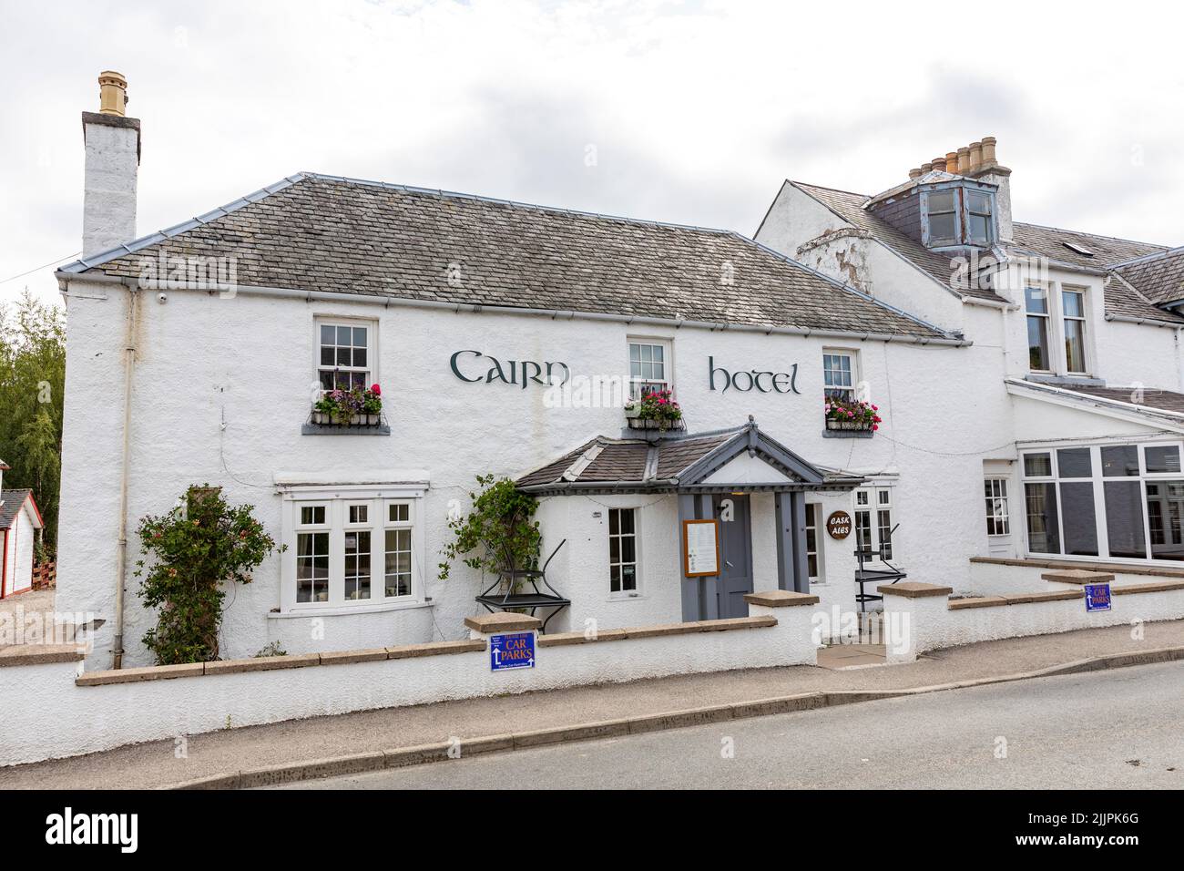 Hôtel Cairn dans le village écossais de Carrbridge, parc national de Cairngorms, Écosse, Royaume-Uni, un jour d'été en 2022 Banque D'Images