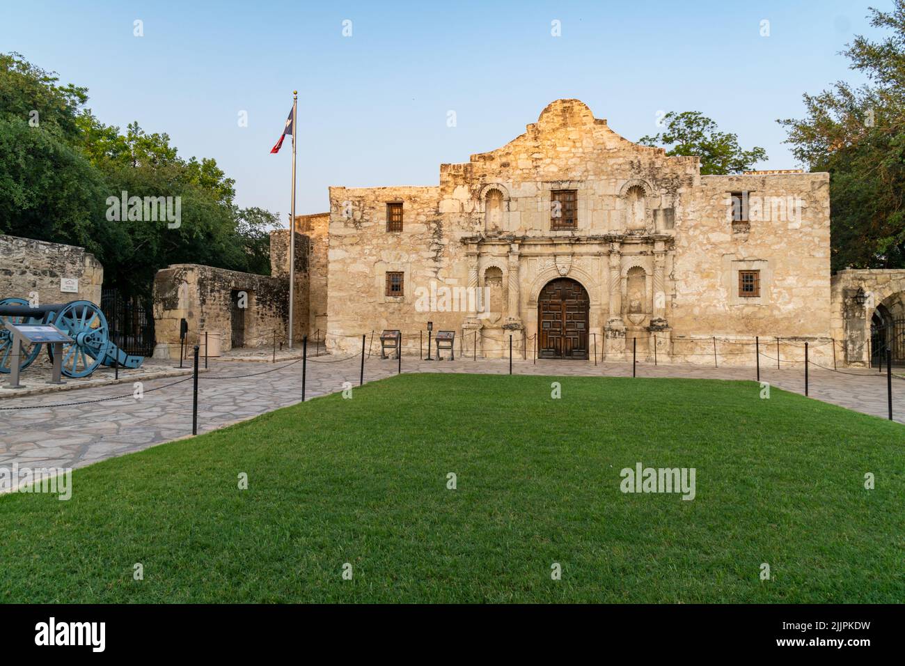 San Antonio, Texas - 20 mai 2022 : extérieur du fort d'Alamo au crépuscule Banque D'Images