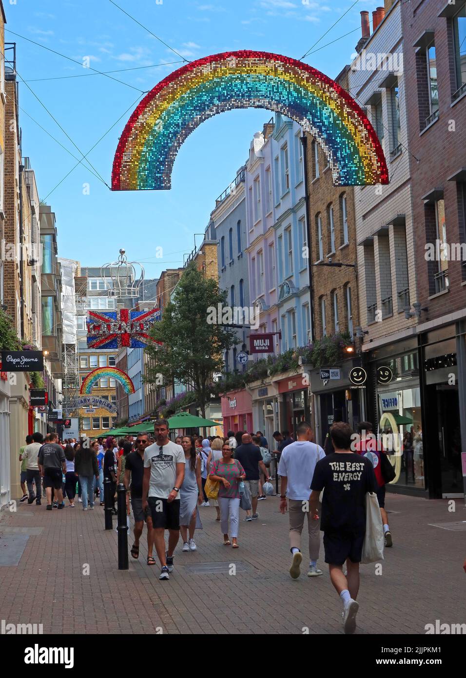 Pride LGBTQ Rainbow ci-dessus dans la célèbre Carnaby Street, Soho, Londres, Angleterre, Royaume-Uni, W1F 9PS Banque D'Images