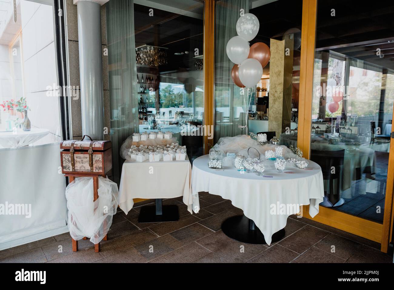 photo de tables de mariage pour des cadeaux et des surprises Banque D'Images