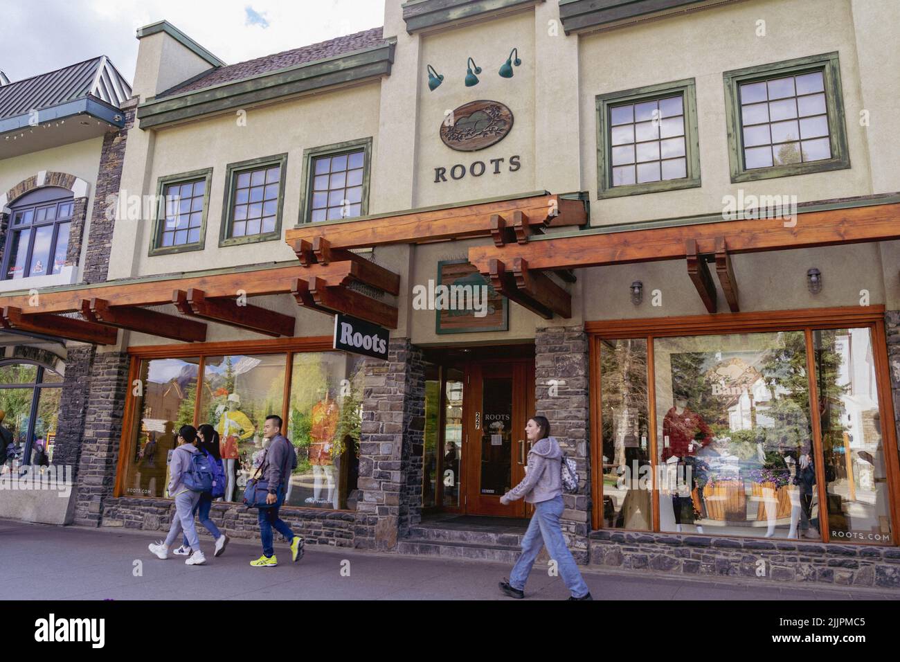 Banff, Alberta, Canada - 6 juillet 2022 : extérieur du magasin de vêtements Roots, sur la rue de la ville touristique de l'avenue Banff Banque D'Images