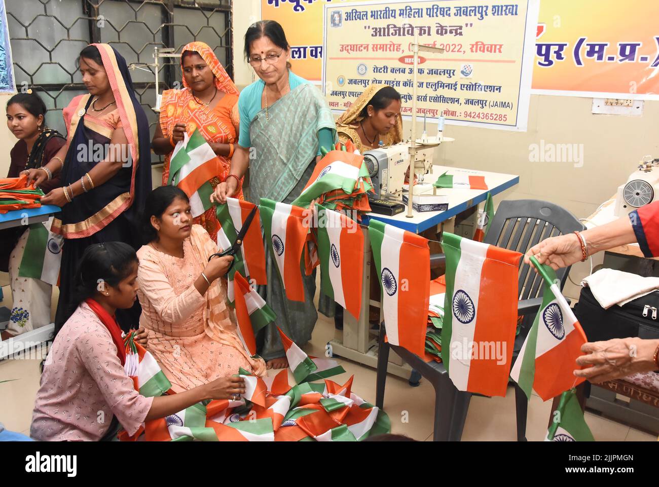 Jabalpur : travailleurs sociaux engagés dans la fabrication d'un drapeau national avant la célébration du jour de l'indépendance à Jabalpur, le mardi 26 juillet 2022. Photo par - Uma Shankar Mishra Banque D'Images