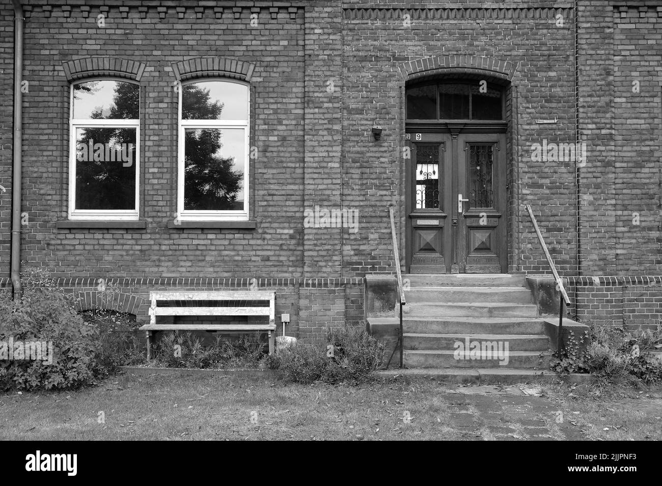 Une échelle de gris d'une entrée d'un bâtiment en pierre Banque D'Images