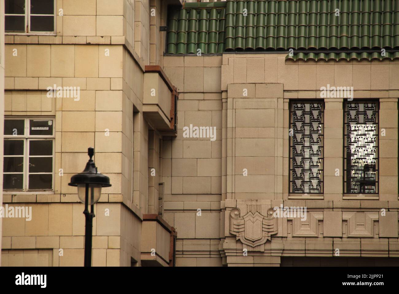 Un bâtiment blanc avec des ornements et un toit vert, Londres, Angleterre Banque D'Images