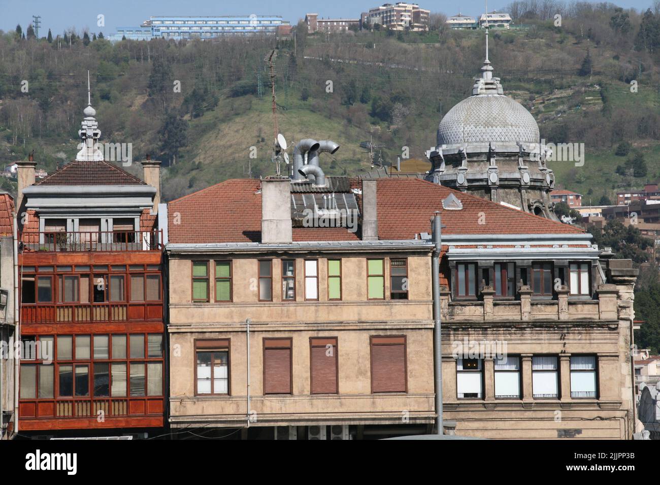 Une ancienne façade de bâtiment architectural dans la ville de Bilbao, en Espagne Banque D'Images