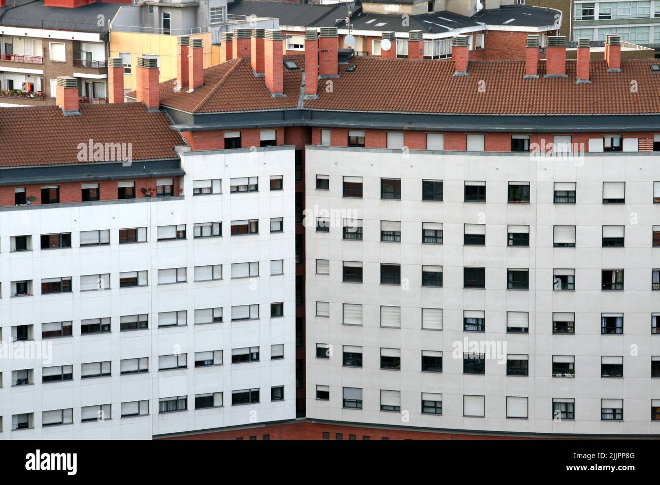 La façade d'un bâtiment blanc avec un toit en brique rouge, Bilbao, Espagne Banque D'Images