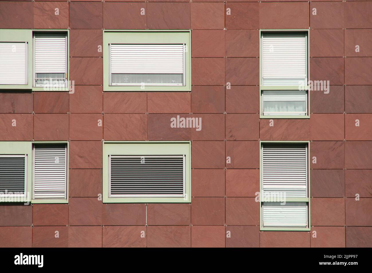 Un gros plan de la façade d'un immeuble résidentiel dans la ville de Bilbao, en Espagne Banque D'Images