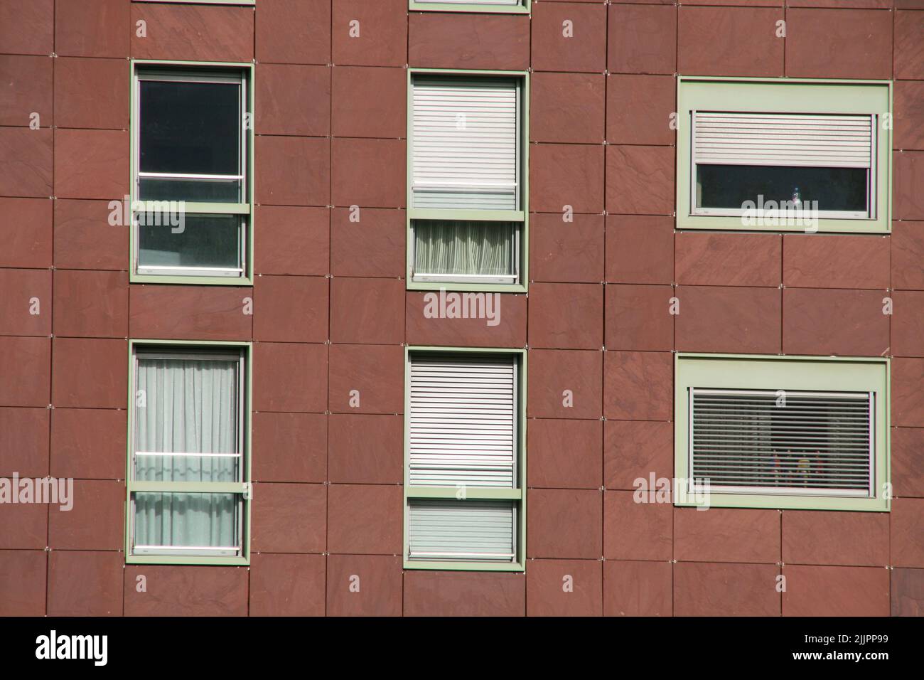 Un gros plan de la façade d'un immeuble résidentiel dans la ville de Bilbao, en Espagne Banque D'Images