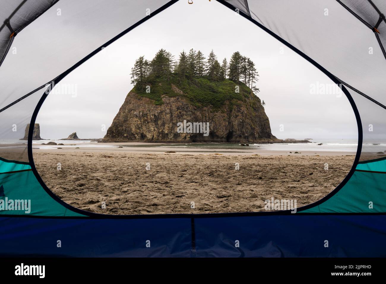 Une pile de mer sur la côte de l'État de Washington vue par la fenêtre ouverte d'une tente Banque D'Images