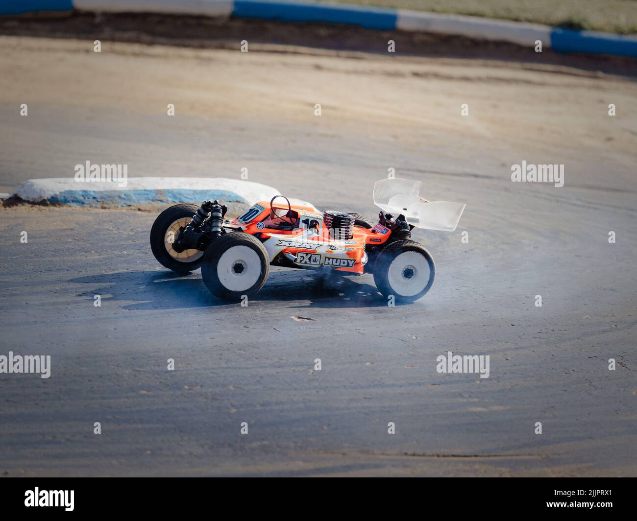 Une voiture de RC sur la route, France Banque D'Images